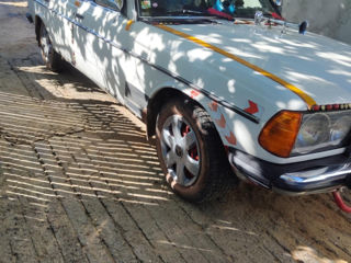 Mercedes Series (W123) foto 2