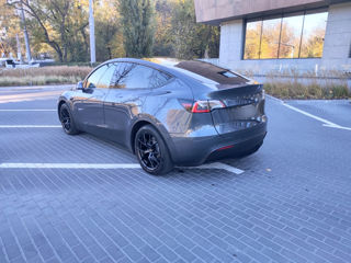 Tesla Model Y foto 2