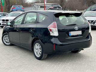 Toyota Prius v foto 3