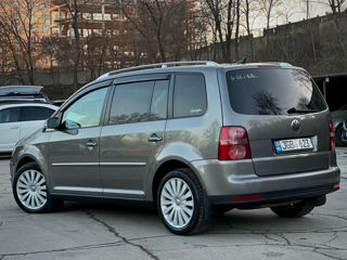 Volkswagen Touran foto 2