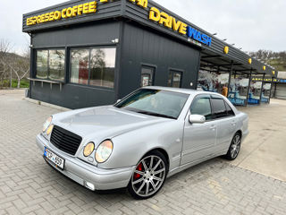 Mercedes E-Class foto 1