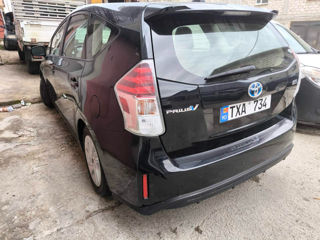 Toyota Prius v foto 3