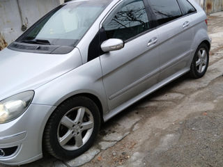 Mercedes B-Class foto 2