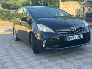 Toyota Prius v foto 9