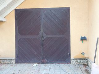 Poarta pentru garaj (L-2380/H2320)Este confecționată din metal și lemn  E Foarte trainica
