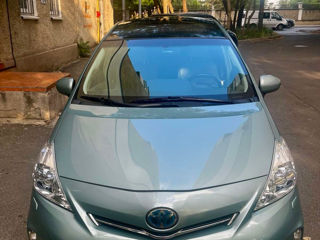 Toyota Prius v foto 2