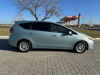 Toyota Prius v foto 3