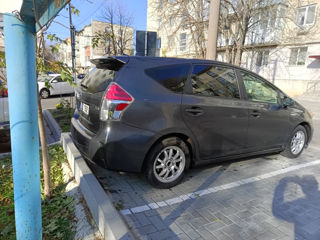 Toyota Prius v foto 3