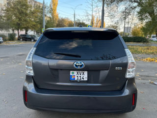 Toyota Prius v foto 4