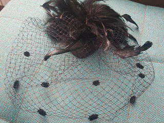 Шляпка декоративная с перьями. foto 3