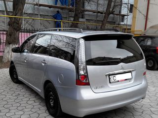 Mitsubishi Grandis foto 2