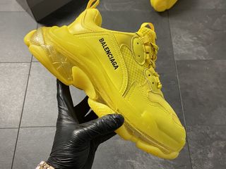 balenciaga runners yellow sole