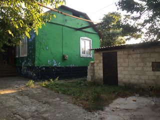 Casa din cotelet, com. Ciorescu, centrul satului foto 3