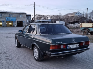 Mercedes Series (W123) foto 4