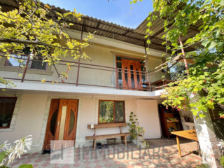 Casă cu 2 niveluri, loc. Durlești, str. Livezilor, 125000 €