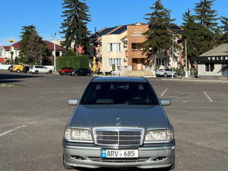 Mercedes C-Class foto 1