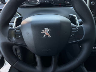 Peugeot 208 foto 12