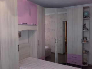 Vinzare apartament 3 odai. Preț tratabil! foto 3