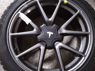 Tesla 235/45 R18