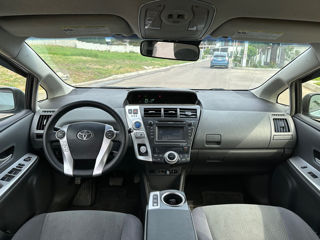 Toyota Prius v foto 7