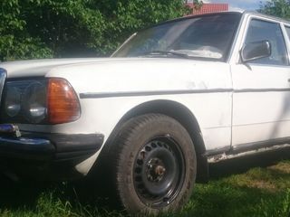 Mercedes Series (W123) foto 3