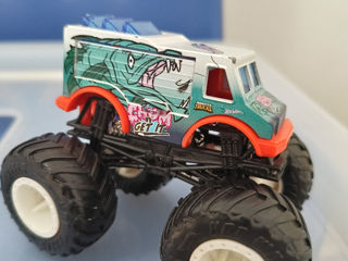 Hot Wheels Monster Trucks CHUM GET'n IT 1:64 foto 2