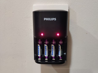 Încărcător Philips cu 4 acumulatori