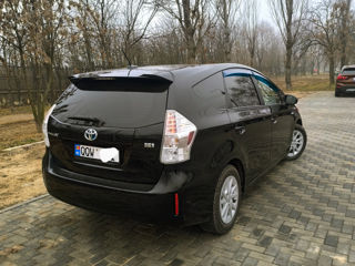 Toyota Prius v foto 4