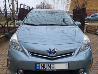 Toyota Prius v foto 6