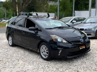 Toyota Prius v foto 2