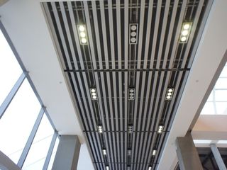 Реечные алюминиевые подвесные потолки, tavane lamelare foto 1