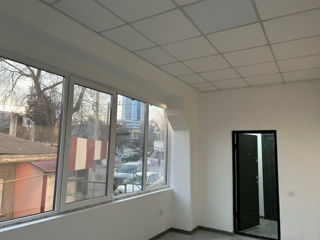 Oficiu in centru Balti, 17 mp, arenda 2900 l., str. Mihai Viteazul, 18, luminos cu ferestre mari foto 2