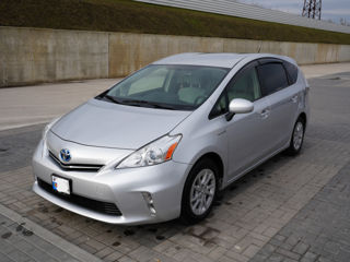 Toyota Prius v foto 3