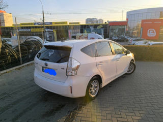 Toyota Prius v foto 5