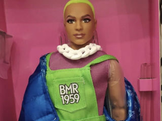 В наличии! Оригинал от Mattel. Коллекционный Barbie Ken Кен одет в неоново-зелёный комбинезон,