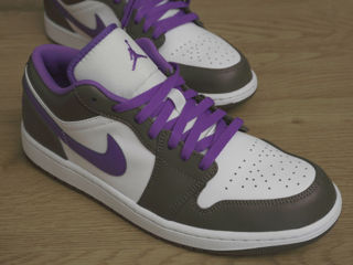 Nike Air Jordan 1 Low / 44 (Palomino/Wild Berry-White)