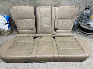 БМВ Х5 Е53 заднее сиденье(диван) бежевая кожа. foto 3