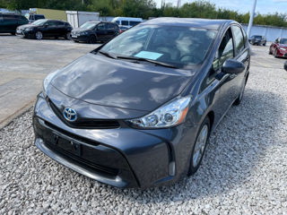 Toyota Prius v foto 2