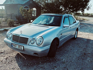 Mercedes E-Class foto 1