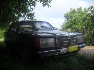 Mercedes Series (W123) foto 1