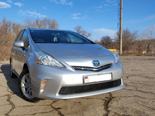 Toyota Prius v foto 10