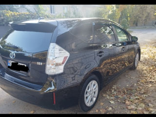 Toyota Prius v foto 4