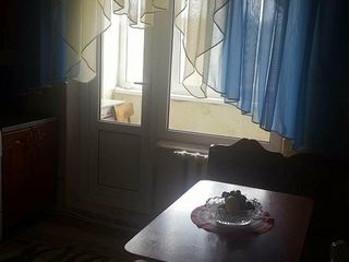 Vind urgent apartament cu 2 odai seria 143, pret negociabil, posibil in rate. Straseni. foto 5