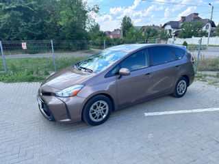 Toyota Prius v foto 2