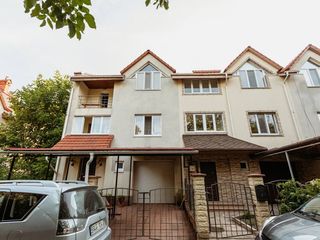 Spre vînzare casă de tip townhouse - 280 mp! foto 1