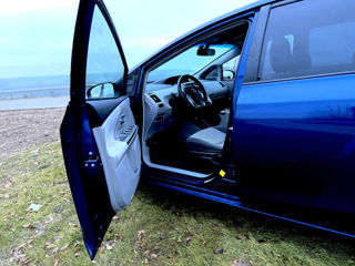 Toyota Prius v foto 9