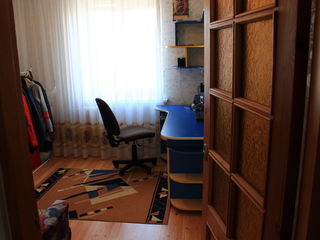 Chirie apartament 3 camere / odai spatioase la Botanica, partial mobilat si utilat foto 3