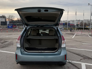 Toyota Prius v foto 10