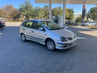 Nissan Almera Tino foto 2