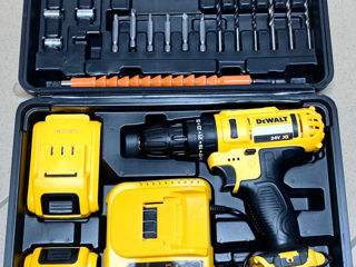 Аккумуляторный шуруповерт DeWALT с набором насадок